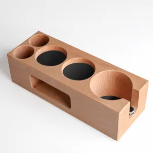 Dettaglio del supporto per pressino da caffè in legno massello da 51 mm con 5 fori.