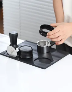 Tappetino pressa caffè in silicone e set accessori da barista, dettaglio del producto.
