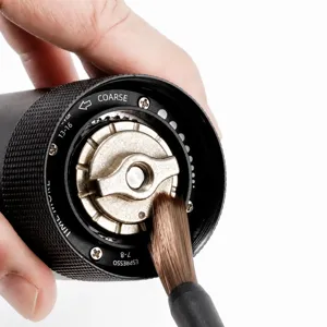 Vue detaillee de la brosse de nettoyage pour moulin a cafe avec poils synthetiques.