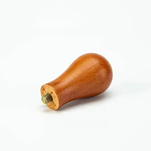 Dettaglio manico pressino caffè in legno massello, parte ergonomica con filettatura.