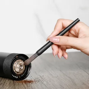 Petite brosse de nettoyage pour moulin à café avec poils souples pour fentes et recoins.