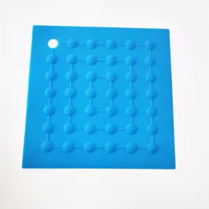 Blaue quadratische Silikon-Isoliermatte, rutschfeste Küchen-Topfuntersetzer mit Aufhängeloch