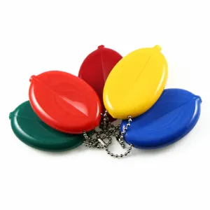 Portamonete ovale in silicone colorato con catenella di perle per mini borsa tascabile.