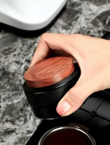 Patitaria kafe dianomeas me xylini lavi kai metalliki vasi gia mixani espresso 51mm 58mm