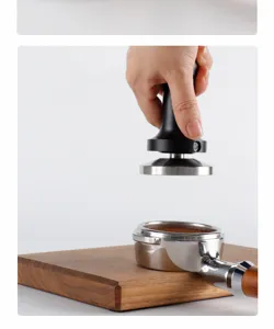 Primo piano dettagliato di un pressacaffè in acciaio inossidabile che preme il caffè.