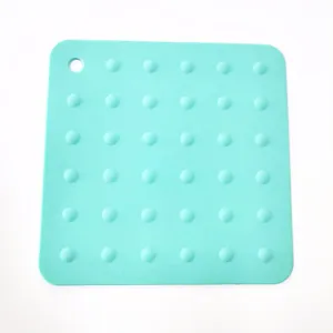 Quadratische Silikon Hitzeschutzmatte Detailansicht mit Antirutsch-Noppen und Aufhaengung.