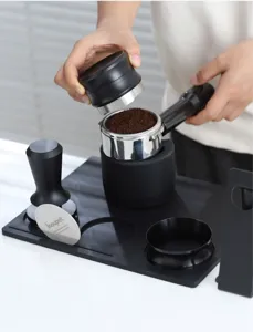 Set tappetino pressatura caffè in silicone con accessori da barista vista dettagliata