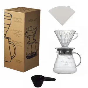 Detailansicht des Handfilter-Kaffeebereiters mit Glasfilter, Kaffeekanne und Filterpapier.