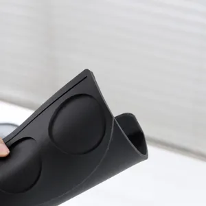 Tappetino pressa caffe in silicone nero, cuscinetto barista flessibile e antiscivolo.