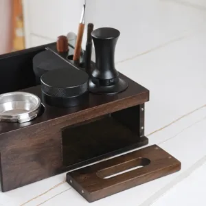 Organisateur de station de tamper à café en bois de noyer avec tiroir de rangement magnétique.