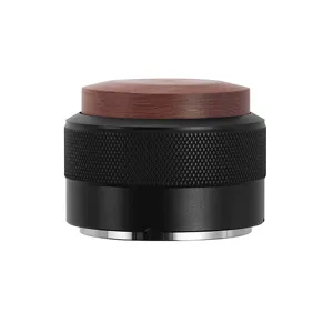 Pressino per caffè calibrato professionale con base piatta in acciaio inossidabile e manico in legno.
