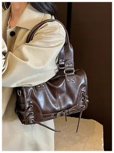 Vintage dunkelbraune Boston Umhängetasche für Damen, rockiger Nieten- und Schnür-Stil.