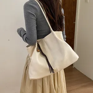 Minimalist women's large capacity tote bag, fashion autumn commuter shoulder handbag.