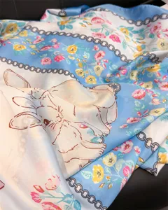 Vue détaillée de grand carré de soie de 130 cm avec imprimé floral et lapin chic.
