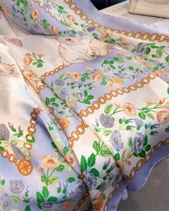 Carré de soie luxueux de 130 cm avec imprimé floral de lapin élégant et motifs de chaînes.