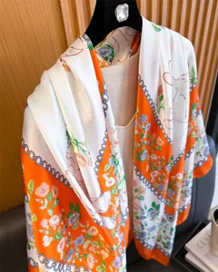 Foulard en soie avec motif floral de lapin et de chaîne, châle de luxe élégant.
