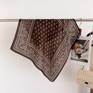 Καφέ paisley print μικρό τετραγωνικό μαντήλι, κομψό και μοντέρνο γυναικείο φουλάρι λαιμού.