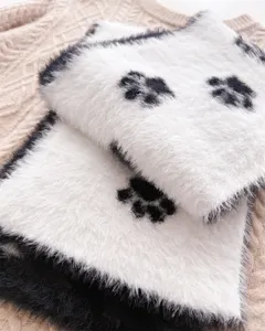 Detalle de bufanda de invierno de piel sintética suave, patrón de huella negra y blanca, acogedora