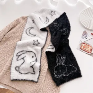 Bufanda de invierno suave en blanco y negro con bonito diseño de conejo, vista detallada.