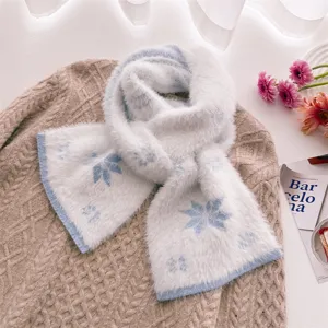 Detalle de bufanda de invierno de piel sintética suave, textura de punto blanco con copo azul.