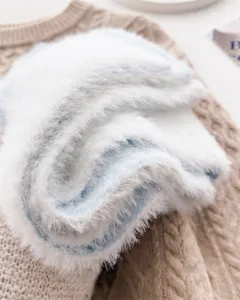 Detalle de bufanda de piel sintetica suave, textura de felpa blanca acogedora, accesorio invierno