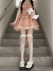 Ροζ φόρεμα σε στυλ Lolita με λευκές κάλτσες με φιόγκο και παπούτσια λεπτομέρεια.
