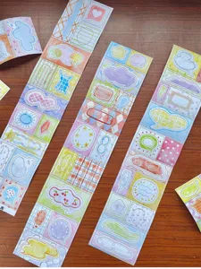 Decoratieve washi tape sets met schattige handgetekende tekstwolkjes en kleurrijke patronen.