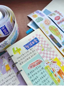 Decoratieve washi-tape en dagboekstickers set met dagelijkse thema's en tekstballonnen.
