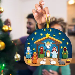 Vue détaillée de la décoration de scène de nativité de Noël, personnages de crèche colorés.