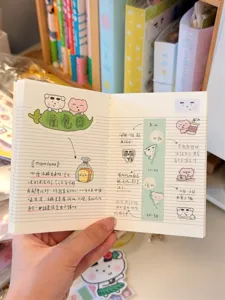 Detaillierte Ansicht der Innenseiten eines Notizbuchs mit niedlichen Welpen-Illustrationen