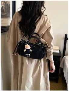 Sac fourre-tout tendance de style coréen avec cordon et pendentif peluche chat mignon.