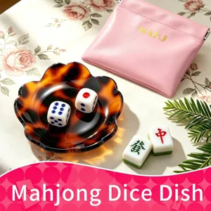 Detailweergave van schildpad acryl mahjong dobbelsteenschaal, minitegels en roze lederen etui.