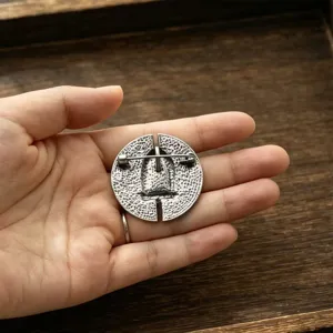 Spilla rotonda in metallo vintage tibetana, spilla da risvolto antica per abito e vestito.