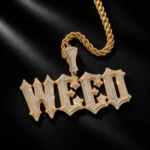 Detailopname van een gouden hip-hop WEED letter hanger ketting ingelegd met zirkonia.