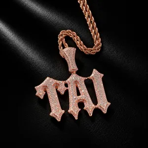 Roségouden hiphop letter TAI hanger halsketting met fonkelende zirkoniasteentjes.