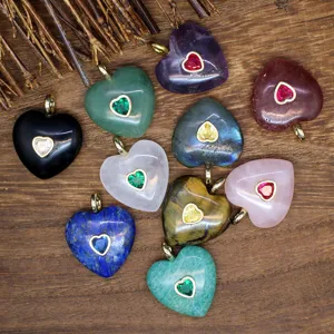 Vue de détail de pendentifs cœur en cristal naturel, incrustés de pierres zircon.