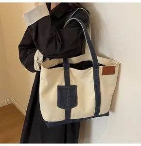 Λεπτομερής όψη casual καμβάς τσάντας ώμου με τζιν λεπτομέρειες και μεγάλη χωρητικότητα.
