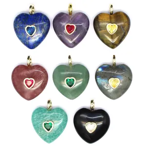 Vue détaillée de pendentifs cœur en cristal naturel coloré avec zircone cubique incrustée.