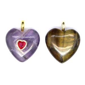 Détail de pendentif en pierre précieuse en forme de cœur en cristal naturel chic.