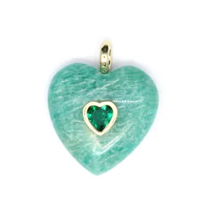 Vue détaillée d'un pendentif cœur en pierre verte avec sertissage de zircon doré et anneau.