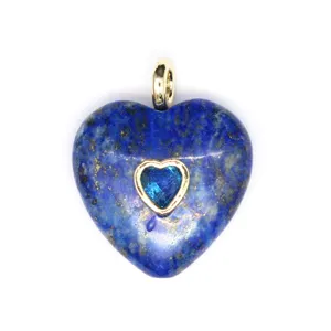 Gros plan détaillé du pendentif en lapis-lazuli en forme de cœur avec cristal.