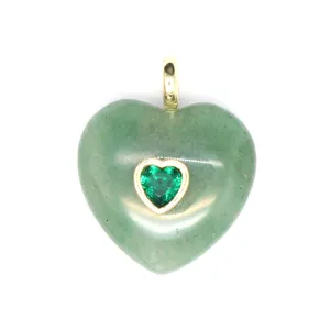 Pendentif cœur en cristal vert avec incrustation de zircon et attache dorée bijou femme élégant