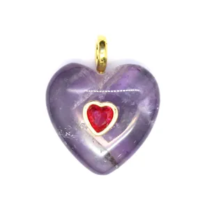 Pendentif cœur en cristal violet exquis avec une pierre rouge et un anneau doré de détail.