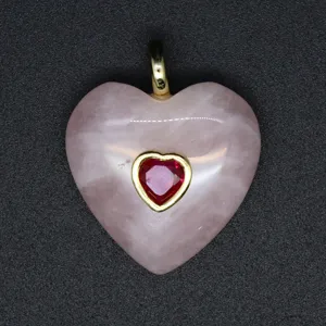 Détail de pendentif cœur en cristal rose exquis avec incrustation de pierre rouge élégante.