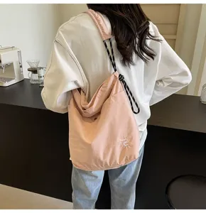 Λεπτομερής όψη της casual νάylon τσάντας ώμου, με απαλή υφή και πρακτικό λουράκι.