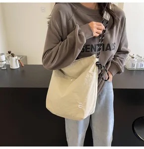 Λεπτομερής εικόνα της casual νάιλον τσάντας χιαστί με ανθεκτικό λουράκι σχοινιού και θήκη.