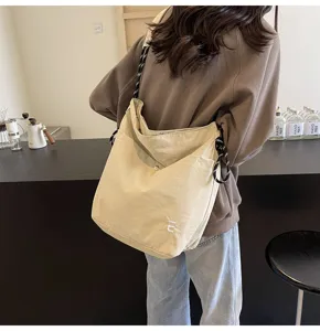 Λεπτομερής όψη της casual νάιλον τσάντας ώμου με μαλακό ύφασμα και σχέδιο λουριού.