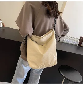 Minimalistiki tsanta homou apo nylon gia gynakes, casual tote gia to grafeio.