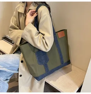 Λεπτομερής όψη της τσάντας tote από patchwork καμβά με ποιοτική και ανθεκτική υφή denim.