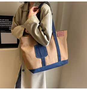 Κοντινή λεπτομέλεια τσάντας tote από καμβά και denim patchwork με δερμάτινη ετικέτα.